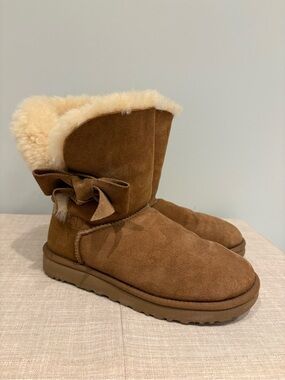 UGG DAELYNN Chestnut Suede Sheepskin Bow Women’s Short  Boots  SIZE US 7